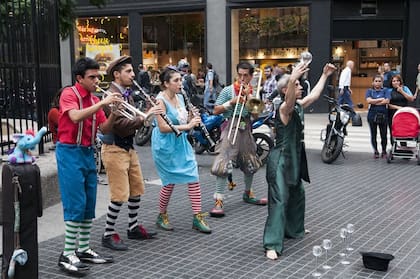 Miguel se gana la vida con su quena en la peatonal Florida desde hace 8 años