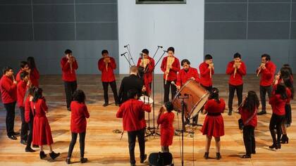 El grupo experimenta con una fusión de música andina tradicional y géneros más contemporáneos