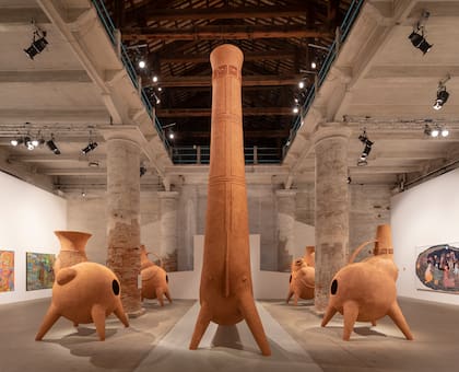 El Grupo familiar de Gabriel Chaile, adquirido durante la Bienal de Venecia, se exhibirá de forma permanente en Malba Puertos