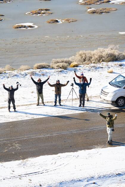 El grupo, feliz con el avistaje del macá tobiano y otras especies de la región.