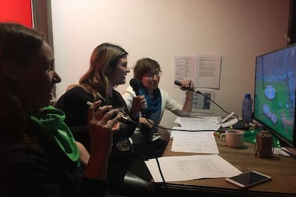 La relatora y las comentaristas de Feminista Mundial durante el partido entre la Argentina y Nigeria