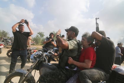 El grupo Hamas, que gobierna la Franja de Gaza, realizó un ataque sin precedentes desde varios puntos contra Israel al amanecer del sábado, y lanzó miles de cohetes mientras docenas de combatientes se infiltraban en la fortificada frontera por aire, tierra y mar y tomaban al país por sorpresa en un importante feriado