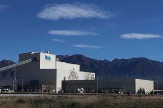 Es alemana, líder mundial en la fabricación de placas de yeso y está en el país