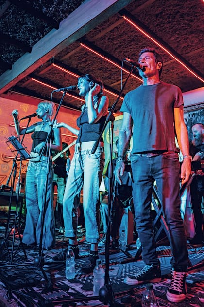 El grupo La Juanita en el
escenario del Ferona Club
Social.