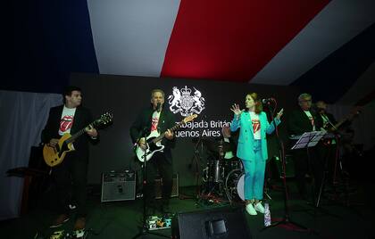 El grupo Mr. Kite rindió un tributo en vivo a la banda británica The Rolling Stones. Y, el DJ Maxi Martina, que conduce "The Selector", el programa de radio semanal del British Council, desplegó una selección de música británica de todos los tiempos