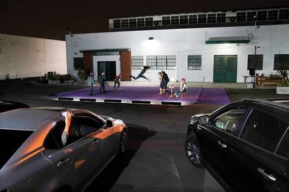 El grupo performático LA Project muestra su trabajo Drive-In Dances a espectadores refugiados en sus autos