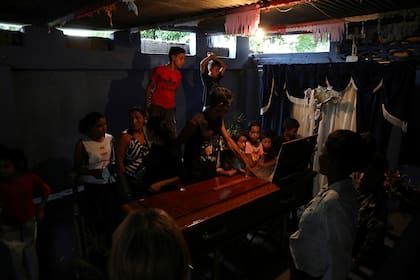 Familiares de Héctor Salas, que murió por los disparos del grupo especial de la policía de Venezuela, velan sus restos en su hogar, en Cabudare