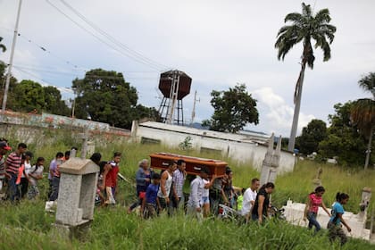 Familiares de Héctor Salas durante su funeral en Cabudare, Venezuela