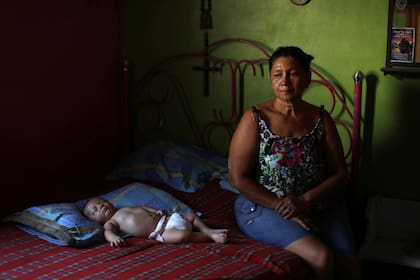 Carmen Pérez llora junto a Euvis Gabriel, de tres meses, bebé de su hijo Euvis Peroza, asesinado por las fuerzas especiales de la FAES