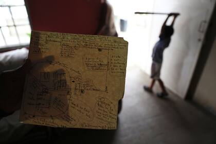 Omar Escalona, tío del fallecido Cristian Ramos, sostiene un pedazo de papel con anotaciones sobre la muerte de su sobrino, en El Tocuyo, Venezuela