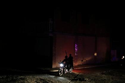 Miembros de la Fuerza de Acción Especial de la Policía Nacional Venezolana (FAES) patrullan un barrio de Barquisimeto, Venezuela