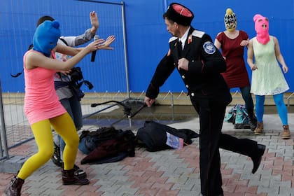 Integrantes del grupo Pussy Riot atacadas por las autoridades rusas mientras se desarrollaba las Olimpíadas de Sochi, Rusia, en 2014