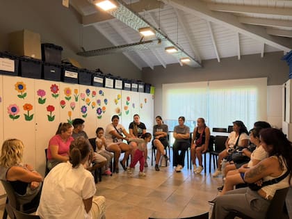 El grupo que Juliana acompaña reúne hoy a más de una docena de familias del barrio. Lo que empezó como ayuda recibida se convirtió, con el tiempo, en transmisión. Afecto, lazo y saberes. Potencia en acción.