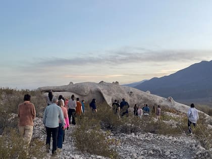 El grupo que participó de Conexión arteba llegó hasta la ballena creada por Adrián Villar Rojas