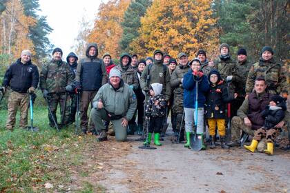 El grupo que participó de la búsqueda arqueológica en Pomiechówek