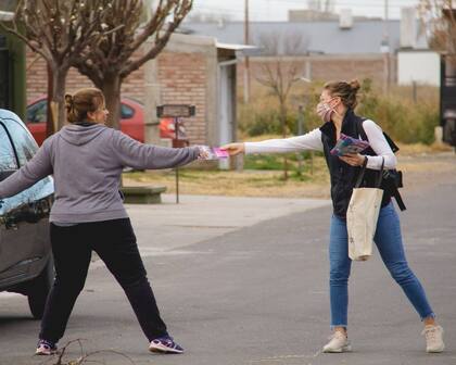 El grupo, que se potenció por WhatsApp, decidió salir a las calles a contarles a los vecinos alvearenses que necesitan de su apoyo para seguir en carrera tras las PASO.