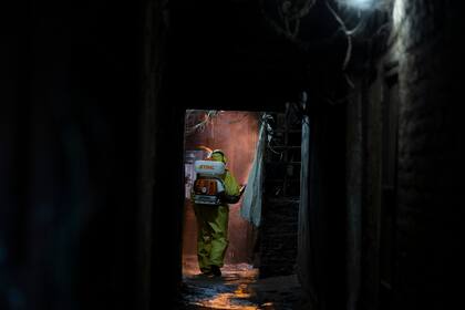 El grupo recorre las casas y pasillos del barrio