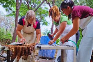 Mujeres rurales agregan valor a los cueros con “sus saberes ancestrales”