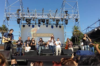 El grupo Todos hacemos música abrió el #CantArgentina en Plaza de Mayo