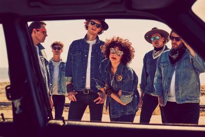 El grupo viene a presentar su quinto disco Everything Now, en el que apelan a la épica del rock, el pop y canciones para la pista de baile global