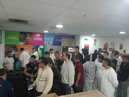 El grupp de migrantes colombianos deportados estuvo conformado por 28 mujeres y 90 hombres