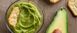 Qué se le puede agregar al guacamole para que quede más rico