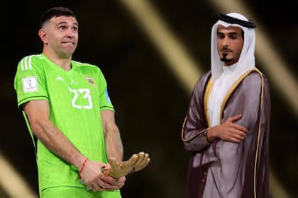 El Guante de Oro al mejor arquero de Qatar 2022 pasó por la pelvis de Martínez, en un gesto grosero que fue criticado mundialmente.