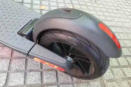 El guardabarros trasero cuenta con el sistema para enganchar la barra de dirección a la base del scooter