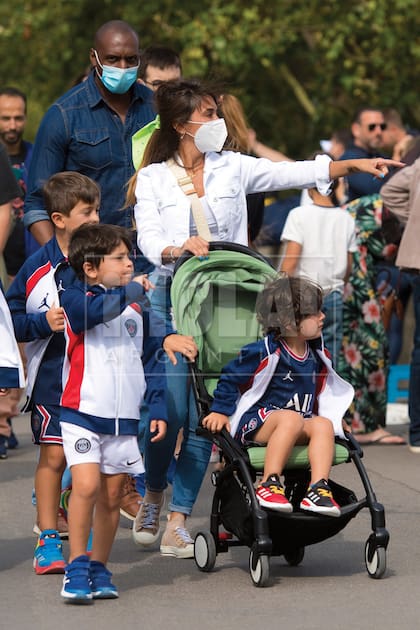 El guardaespaldas asignado a la seguridad de la familia no se les despegó ni por un segundo.