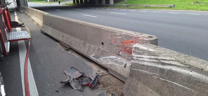 El guardarraíl contra el que impactó el automóvil.