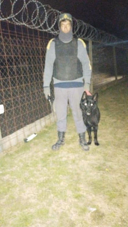 El guardia y el perro que detectaron el intento de intrusión
