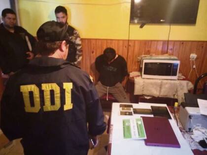 El guardiacárcel detenido y los elementos secuestrados en su casa