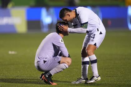 El guatemalteco José Pinto (derecha) y el portero Nicholas Hagen celebran tras vencer a República Dominicana durante un partido clasificatorio al Mundial de 2026 en la Ciudad de Guatemala, el viernes 6 de junio de 2025. (Foto AP/Moisés Castillo)