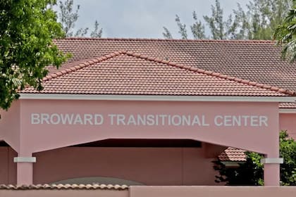 El guatemalteco pasó gran parte del proceso migratorio recluido en el Centro de Transición de Broward