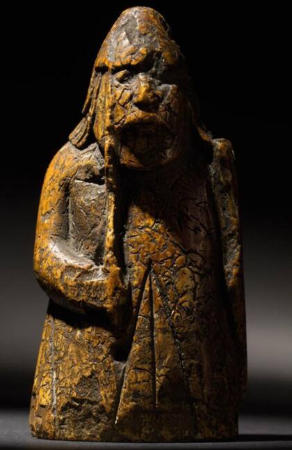 El guerrero, tallado en marfil de morsa, representa a la actual torre del juego de ajedrez