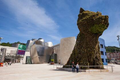 El Guggenheim, emblema de Bilbao, y el Puppy de Jeff Koons, su escultura vegetal