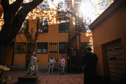 El guía turístico Mike Anderson lleva a los visitantes el 30 de mayo de 2020 en una caminata de la peste, en Estocolmo