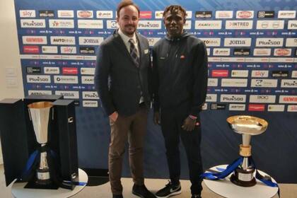 El guineano Moustapha Cissé y el abogado Roberto Nitto, que intervino en su pase a Atalanta, de la primera división italiana
