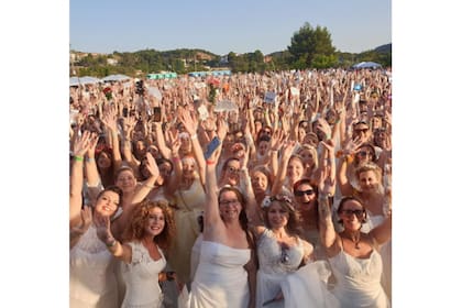 La mayor reunión de personas vestidas de novia: 1.347 mujeres, entre los 18 y 92 años, llegaron hasta Petrer, España, para batir el récord mundial