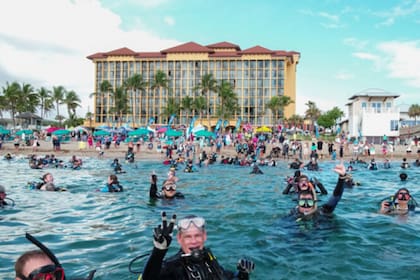 La limpieza del océano más grande del mundo. Project AWARE y la Asociación Profesional de Instructores de Buceo (PADI). Alrededor de 633 buzos se reunieron el 15 de junio en una playa de Florida para realizar la limpieza de sus aguas, de tal forma que lograron reco