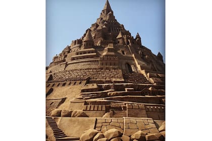 El castillo de arena más alto del mundo. El pasado 5 de junio en Binz, Alemania, Thomas van den Dungen junto con un equipo de 12 escultores y técnicos construyeron un castillo de arena de 17,65 metros de alto en tres semanas y media