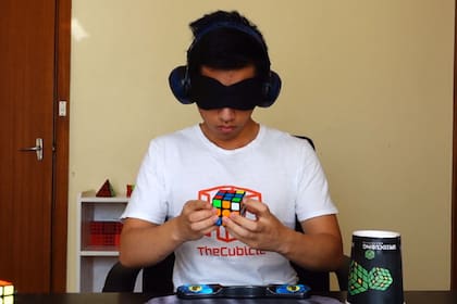 La persona en resolver en menor tiempo un cubo Rubik con los ojos vendados.El pasado 6 de abril el joven australiano Jack Cai demostró su gran habilidad para el Speedcubing: logró armar el cubo en 16.22 segundos y con los ojos vendados