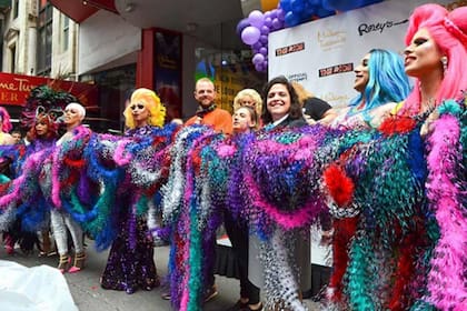 La boa de plumas más larga del mundo. Se hizo en el marco del Mes del Orgullo Gay en EE.UU. La boa de plumas de colores de casi dos kilómetros fue extendida entre la Séptima y la Octava Avenida, de la calle 42, de Nueva York