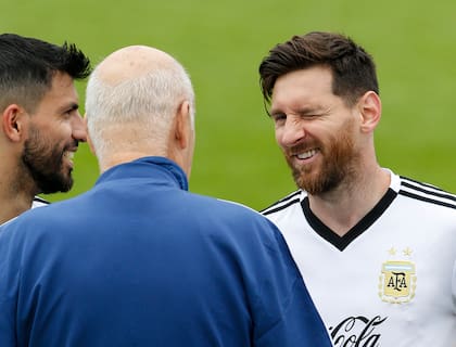 El guiño cómplice de Messi... Souto, de espalda, entre el "travieso" Kun Agüero y el capitán de la selección 