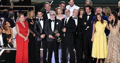 El guionista británico Jesse Armstrong acepta el Emmy a mejor serie dramática por Succession junto al elenco