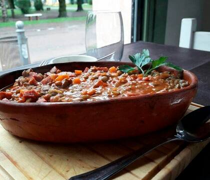 El guiso de lentejas es una de las estrellas del menú (Captura: Instagram)