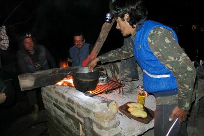 El guiso en plena preparación, perfumado por las brasas y el vino tinto