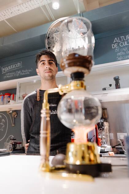 El gusto argentino por el café se inclina hacia perfiles fuertes y amargos, con un énfasis en notas de chocolate y frutos secos que complementan la tradición del mate