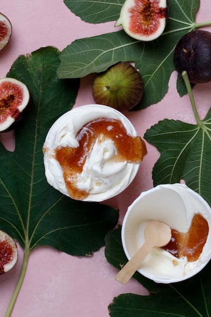 El gusto más pedido del verano: higuera, una crema infusionada con las hojas de la planta y acompañada con una confitura de los frutos.