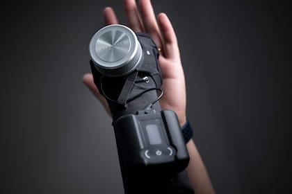 El GyroGlove es un guante que usa un giróscopo interno para neutralizar los temblores provocados por el Parkinson, y así permitir el uso normal de la mano; lo presentaron en la CES 2024